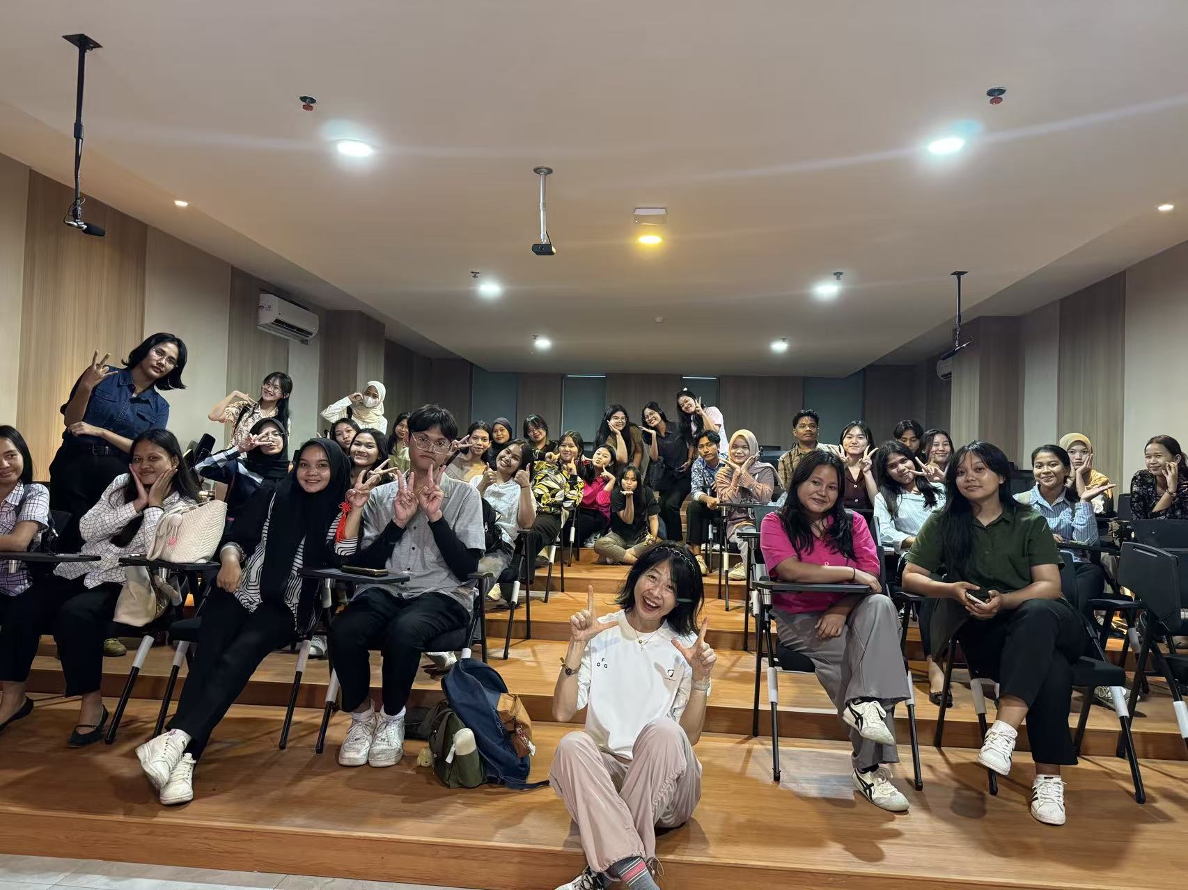 ICA赵蕾老师在印尼普瑞玛大学上课